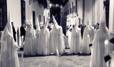 İspanya 'daki Nazarenos alayındaki insanların kostümleri. Semana Noel Baba.