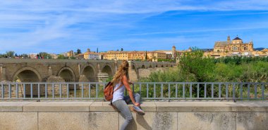 Kadın turist Cordoba şehri manzarasının tadını çıkarıyor- İspanya