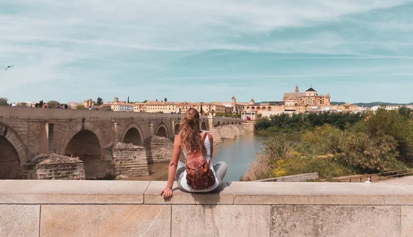 Kvinna Turist Njuter Panorama Utsikt Över Cordoba Stad Landskap Spanien — Stockfoto