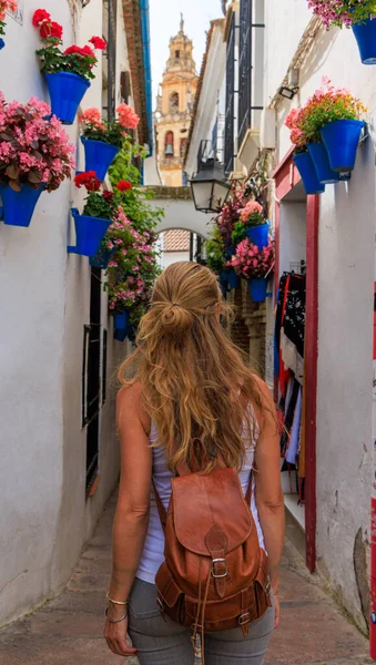 Kvinnlig Turist Cordoba Typisk Gata Spanien Andalusien — Stockfoto