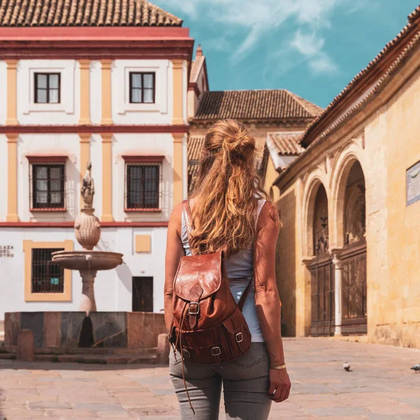 Mulher Turista Visitando Paisagem Cidade Córdoba Espanha — Fotografia de Stock