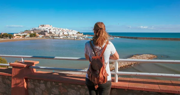 Femme Touriste Bénéficiant Une Vue Panoramique Sur Ville Peniscola Espagne — Photo