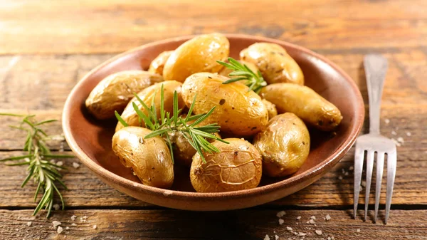 烤土豆配盐和迷迭香 — 图库照片