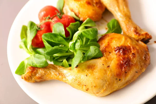 Kaki Ayam Goreng Dengan Tomat Dan Salad — Stok Foto