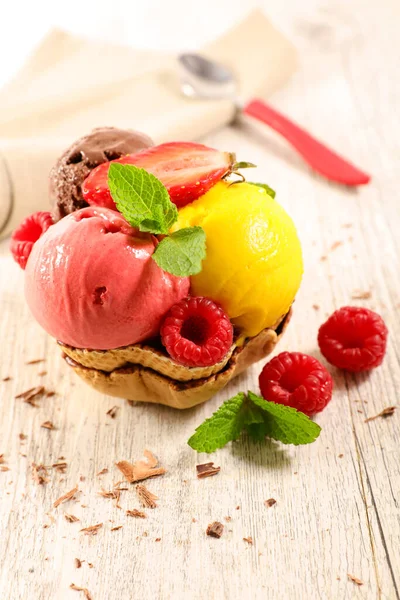 Finom Fagylalt Friss Gyümölcsökkel — Stock Fotó