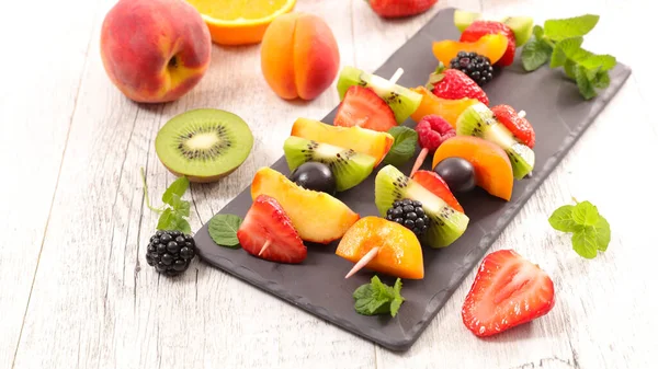 Deliciosa Salada Frutas Frescas Lanche Espeto — Fotografia de Stock