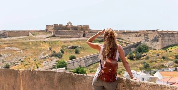 Kobieta Turysta Patrząc Zamek Castro Marim Portugalia Algarve — Zdjęcie stockowe