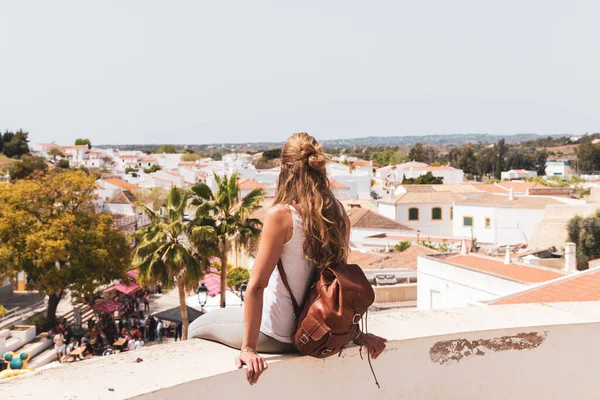 Kvinnlig Turist Tittar Panoramautsikt Stadslandskap Portugal Castro Marim — Stockfoto