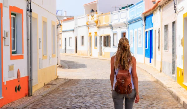 Mulher Caminhando Rua Portuguesa Turismo Algarve Portugal Viajar Europa — Fotografia de Stock