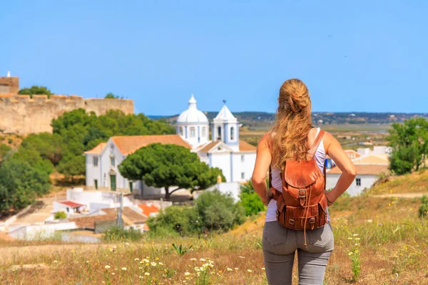 葡萄牙女游客 阿尔加维Castro Marim的旅游业 — 图库照片
