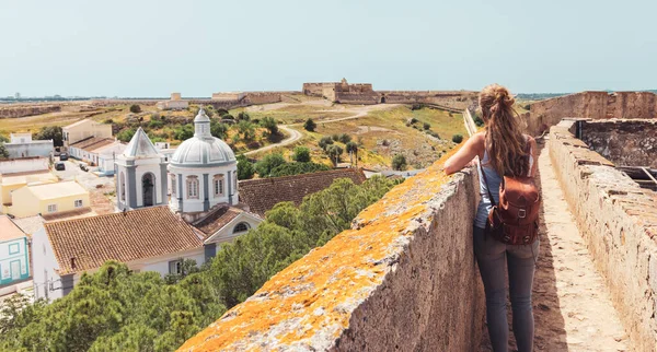 Mulher Turista Desfrutando Bela Vista Paisagem Cidade Castro Marim Portugal — Fotografia de Stock