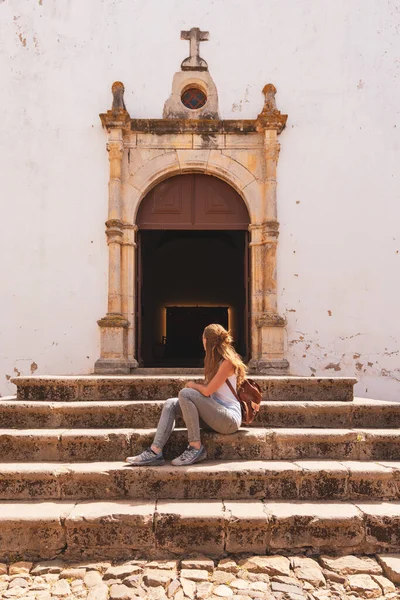 Frau Sitzt Vor Portugiesischer Kirche — Stockfoto