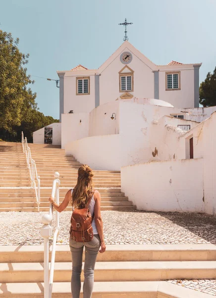 Portekiz 'de seyahat eden kadın turist, Castro Marim.