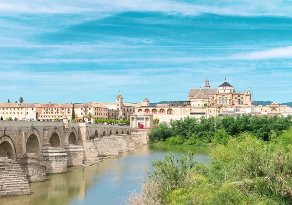 西班牙科尔多瓦市的古桥景观 — 图库照片
