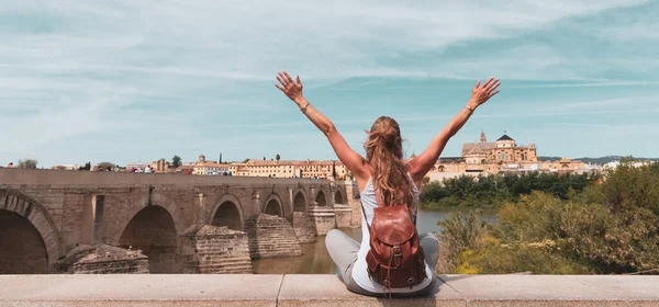Glückliche Touristin Mit Erhobenen Armen Toledo Reisen Europa Tourismus Spanien — Stockfoto