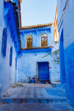 Chefchaouen 'deki Fas-Güzel mavi caddede turizm