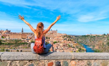 Toledo şehrinin panoramik manzarasından hoşlanan kadın - İspanya 'da turizm, Avrupa' da seyahat