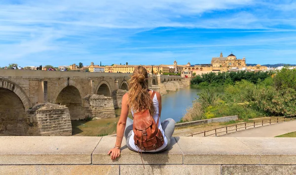 Turystyka Hiszpanii Kobieta Patrząca Panoramę Miasta Toledo — Zdjęcie stockowe