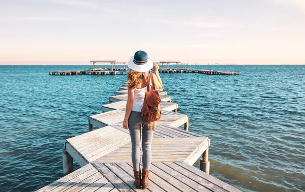 帽子とバッグを持つ木製の桟橋上の女性 スペイン Mar Menor Murcia — ストック写真