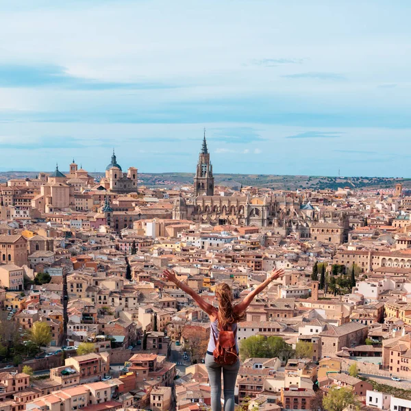 Frau Steht Auf Balkon Vor Der Skyline Von Toledo Spanien — Stockfoto