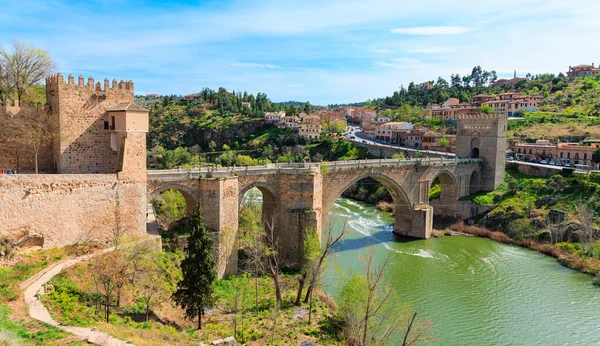 プエンテ アルカンターラ トレドのローマのアーチ橋 スペインの観光 — ストック写真