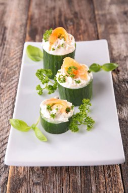 Krem peynirli salatalık ve füme somon. Parmak yemeği, atıştırmalık, yemek servisi.