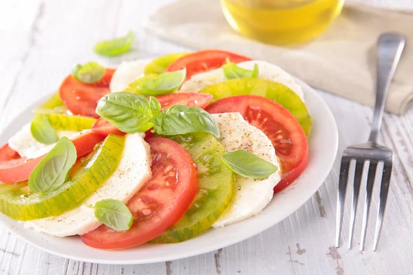 Tomato Salad Slices Green Red Tomato Slice Mozzarella Basil Caprese — Stock Photo, Image