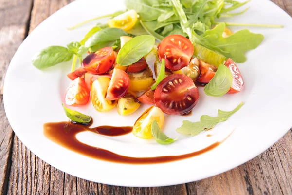 Salada Tomate Tomate Verde Amarelo Vermelho Com Alface Molho — Fotografia de Stock
