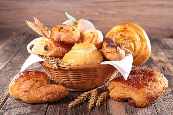 Különféle Sütemények Kosárban — Stock Fotó