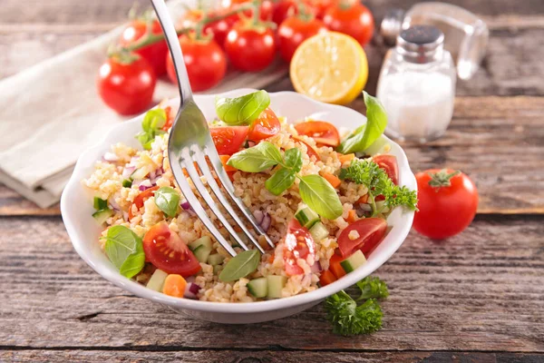Tabbouleh Salada Legumes Misturados Com Tomate Pepino Manjericão — Fotografia de Stock