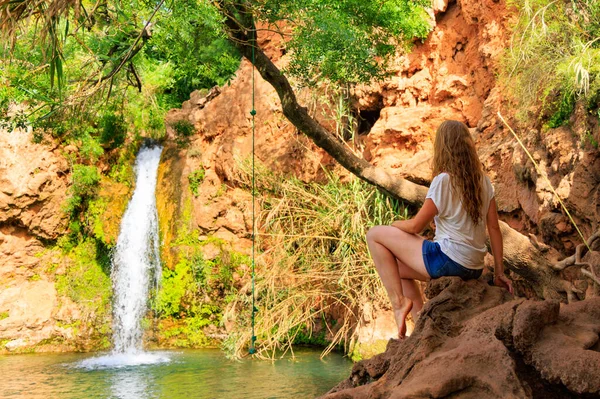 アルガルヴェで熱帯の滝を楽しむ女性 ポルトガルの観光 — ストック写真