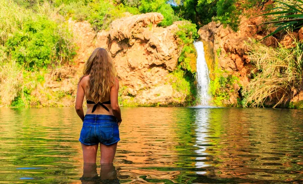 Frau Genießt Majestätischen Tropischen Wasserfall Der Algarve Tourismus Portugal — Stockfoto