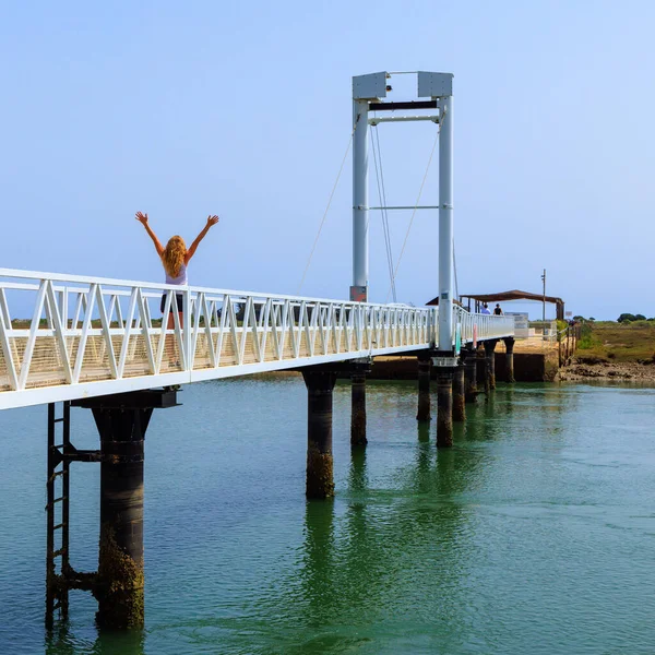 Mulher Atravessando Ponte Moderna Para Ilha Tavira Portugal Tavira — Fotografia de Stock