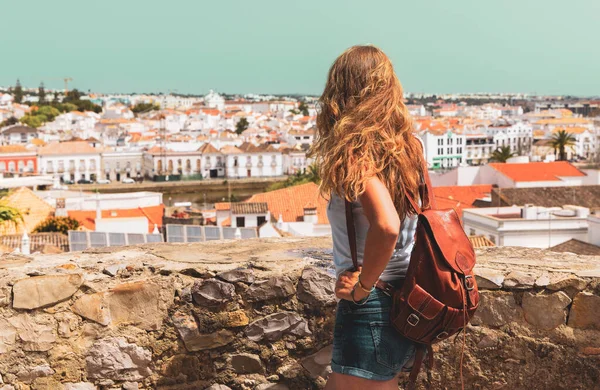 在阿尔加维旅游的女游客 葡萄牙塔维拉的旅游业 — 图库照片