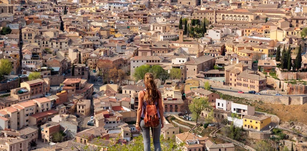 Kobieta Stojąca Przed Miejską Panoramą Hiszpanii — Zdjęcie stockowe