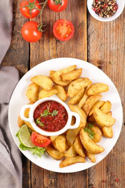 Kızarmış patates ve domates sosu.