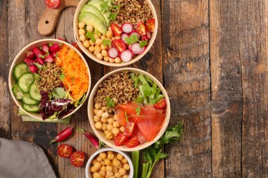 Çeşitli sebze salataları var. Buda kasesi.