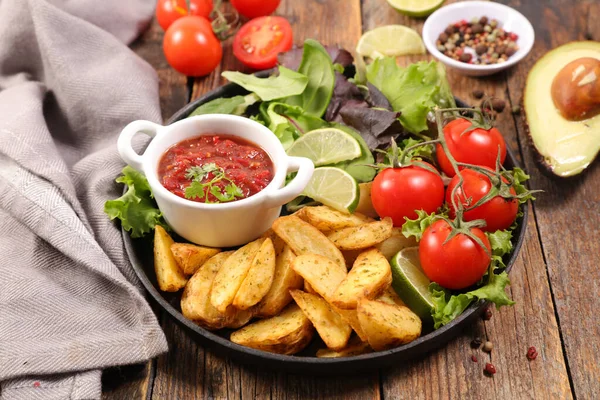 Patatas Fritas Cuñas Tomate Salsa Picante Verduras —  Fotos de Stock