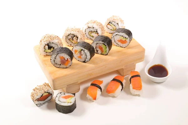 Platta Olika Sushi Rulle Isolerad Vit Bakgrund — Stockfoto