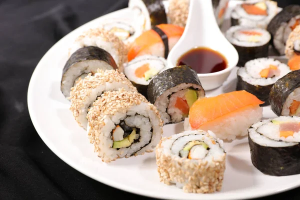 Talíř Různých Sushi Rolí — Stock fotografie