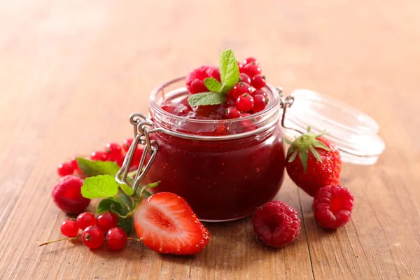 Beeren Früchte Marmelade Glas Und Frisches Obst — Stockfoto