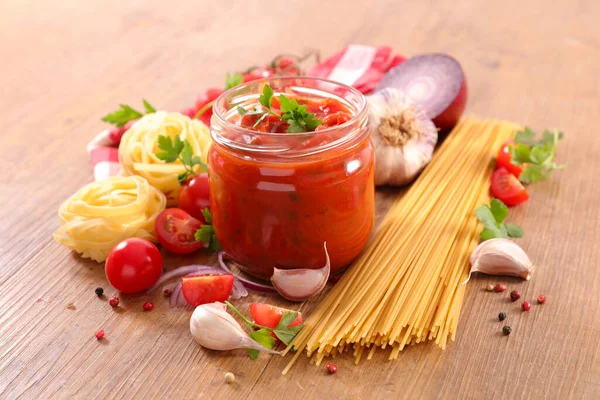 意大利面和自制番茄酱 — 图库照片