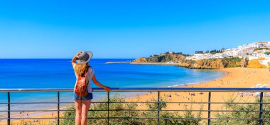 Albuferia 'nın panoramik manzarası Portekiz' in güzel plajı ve şehri Algarve 'de seyahat ediyor.