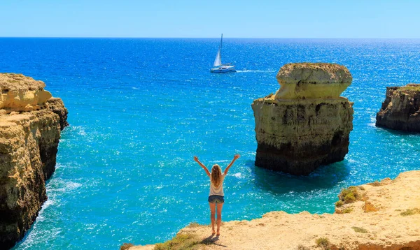 アルガルヴェ海岸で腕を上げて立つ女性観光客 ポルトガルの観光 リラックスしたコンセプト — ストック写真