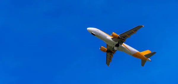 Samolot Leci Błękitne Niebo — Zdjęcie stockowe