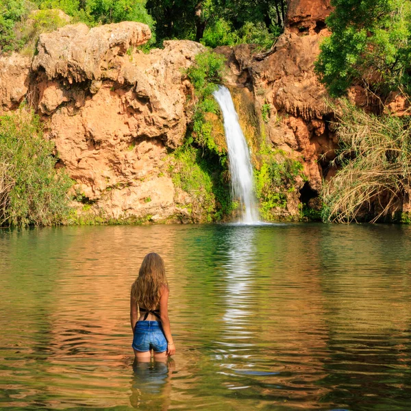ポルトガル アルガルヴェの美しい熱帯の滝と女性 — ストック写真