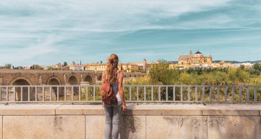 İspanya 'da Toledo şehrini ziyaret eden kadın turist