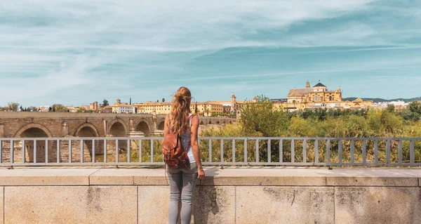 Mulher Turista Visitando Toledo Cidade Espanha — Fotografia de Stock
