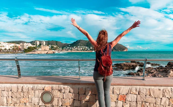 Glückliche Frau Mit Erhobenen Armen Der Spanischen Küste Reisen Tourismus — Stockfoto