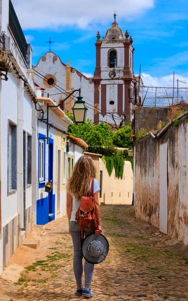 Туристичний Туризм Португалії Жінка Яка Ходить Вулиці Сілвес Дивиться Собор — стокове фото